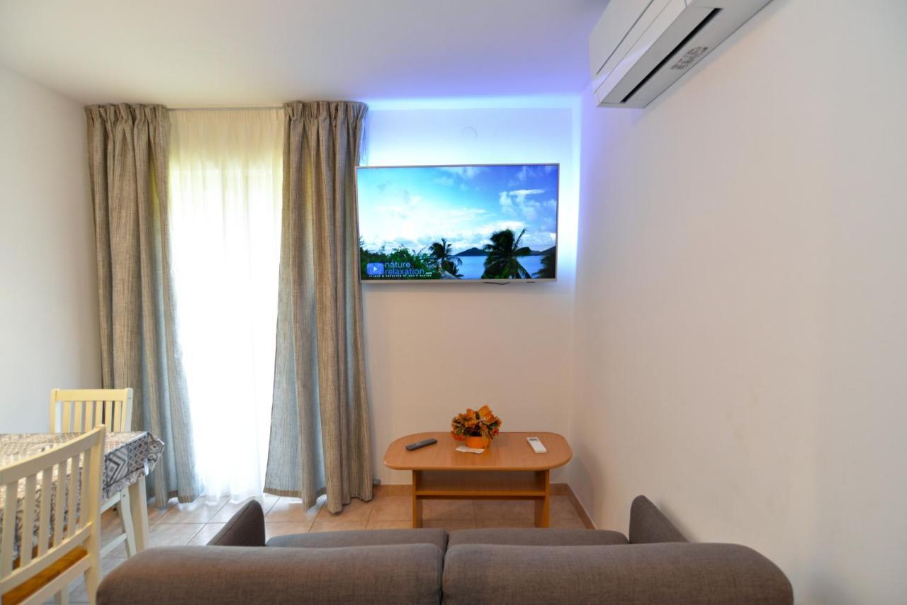 Apartments Elvis 1299 Vrsar Bagian luar foto