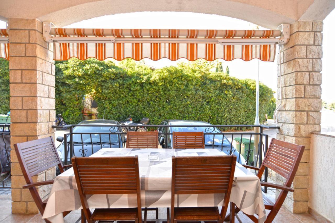 Apartments Elvis 1299 Vrsar Bagian luar foto