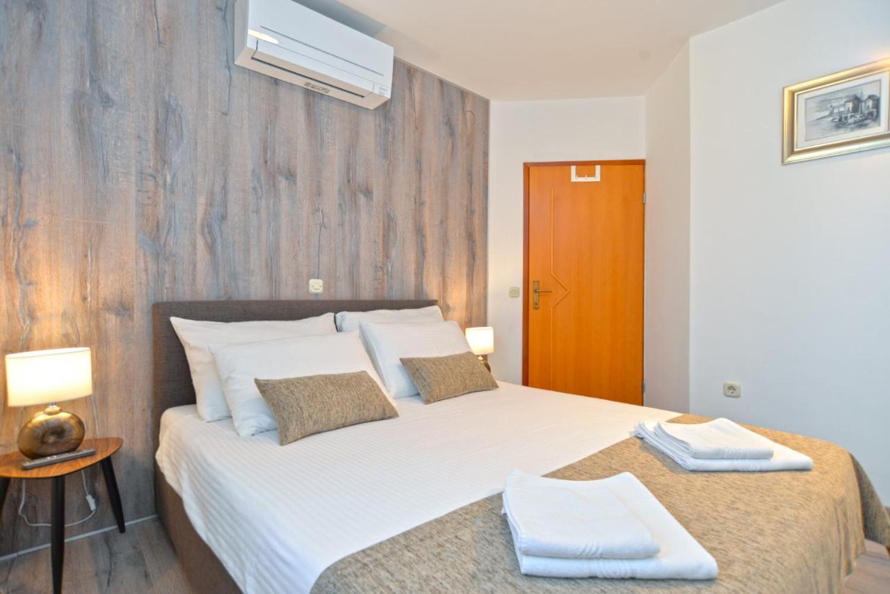 Apartments Elvis 1299 Vrsar Bagian luar foto