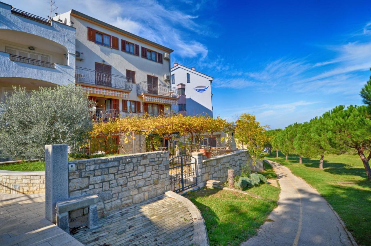Apartments Elvis 1299 Vrsar Bagian luar foto
