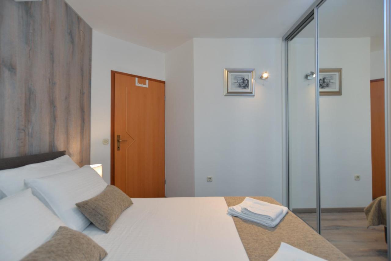 Apartments Elvis 1299 Vrsar Bagian luar foto