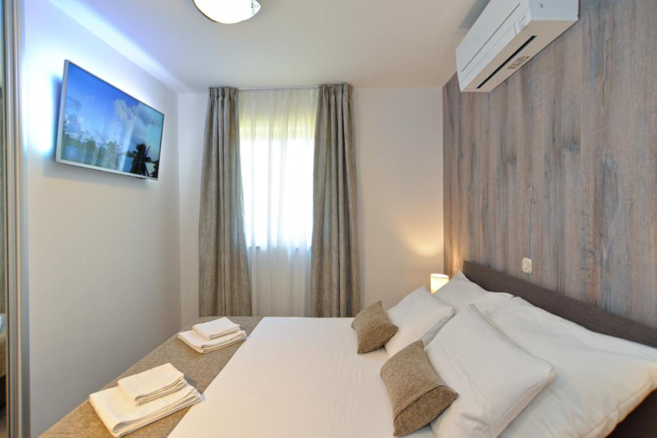 Apartments Elvis 1299 Vrsar Bagian luar foto