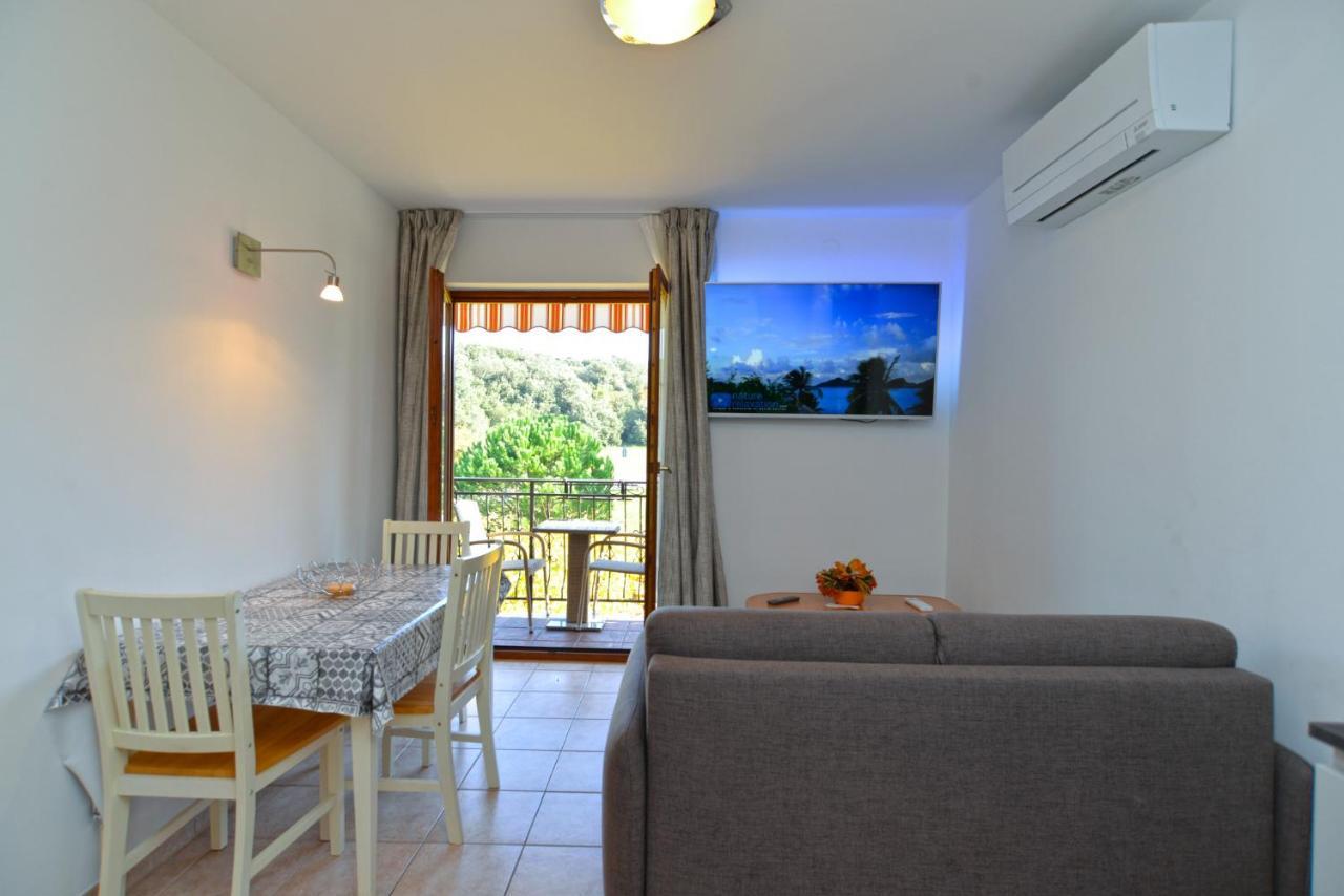 Apartments Elvis 1299 Vrsar Bagian luar foto