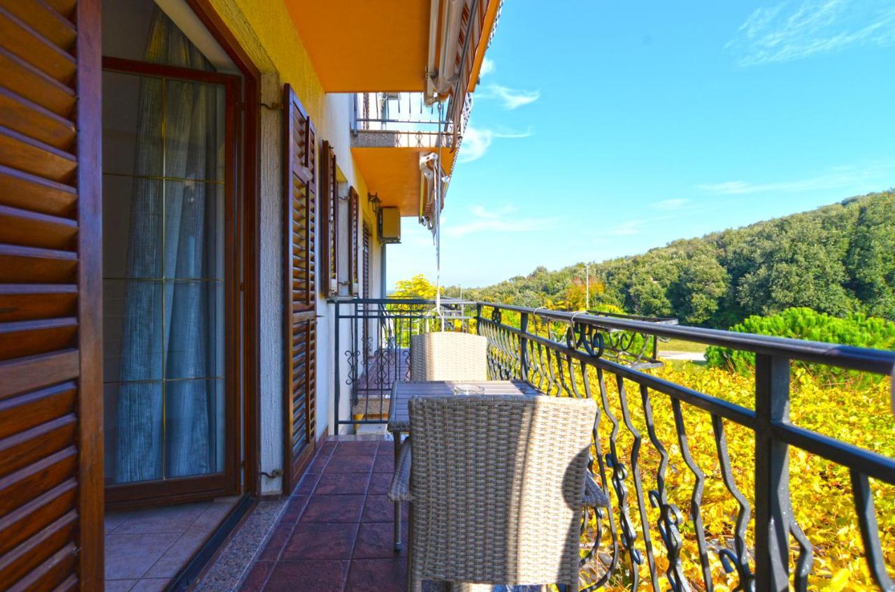 Apartments Elvis 1299 Vrsar Bagian luar foto