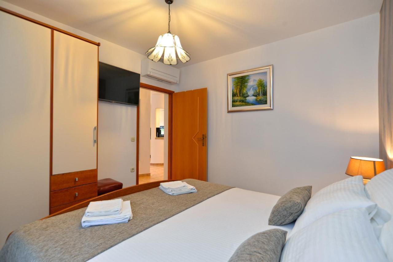 Apartments Elvis 1299 Vrsar Bagian luar foto