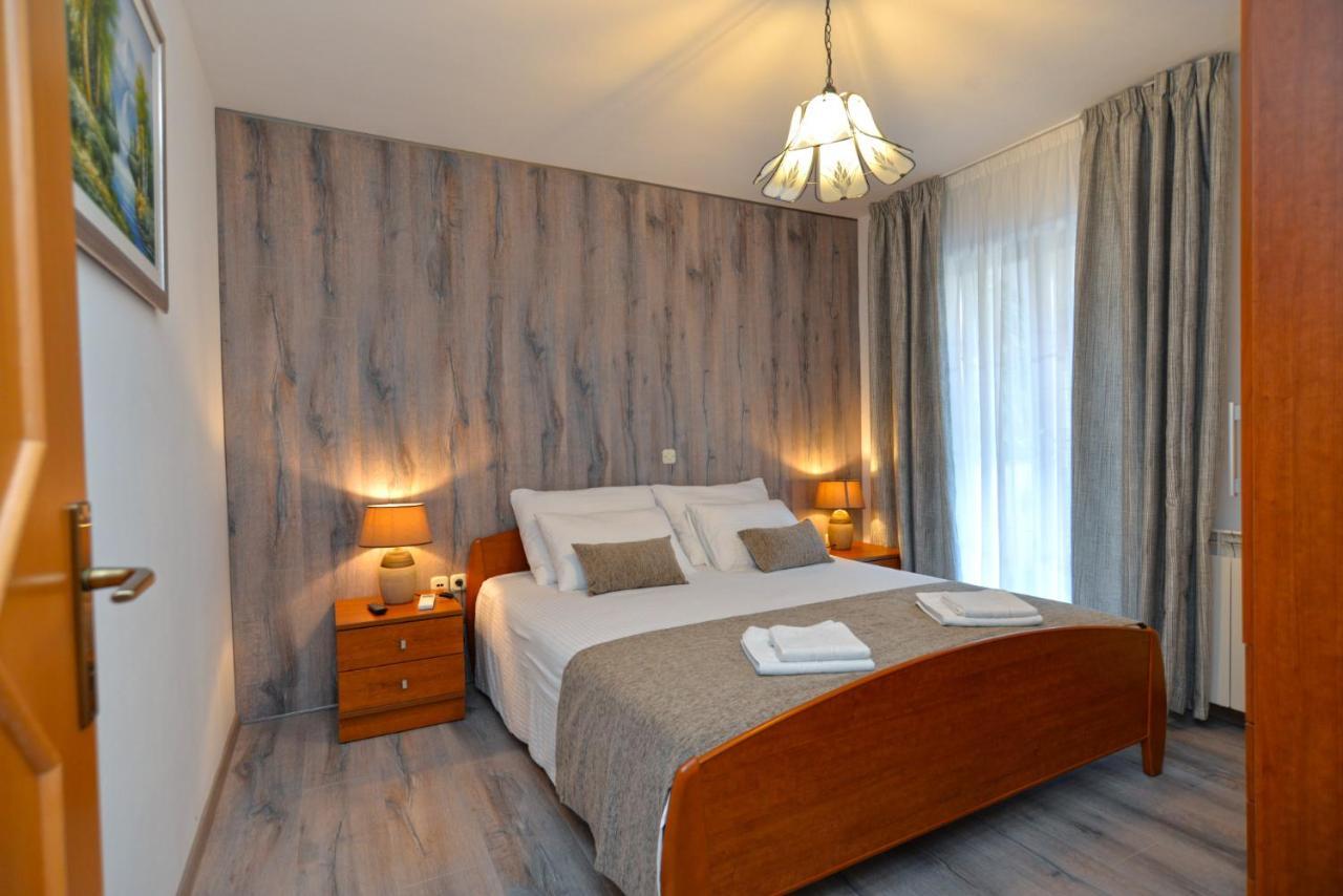 Apartments Elvis 1299 Vrsar Bagian luar foto