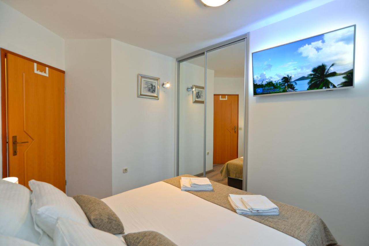 Apartments Elvis 1299 Vrsar Bagian luar foto