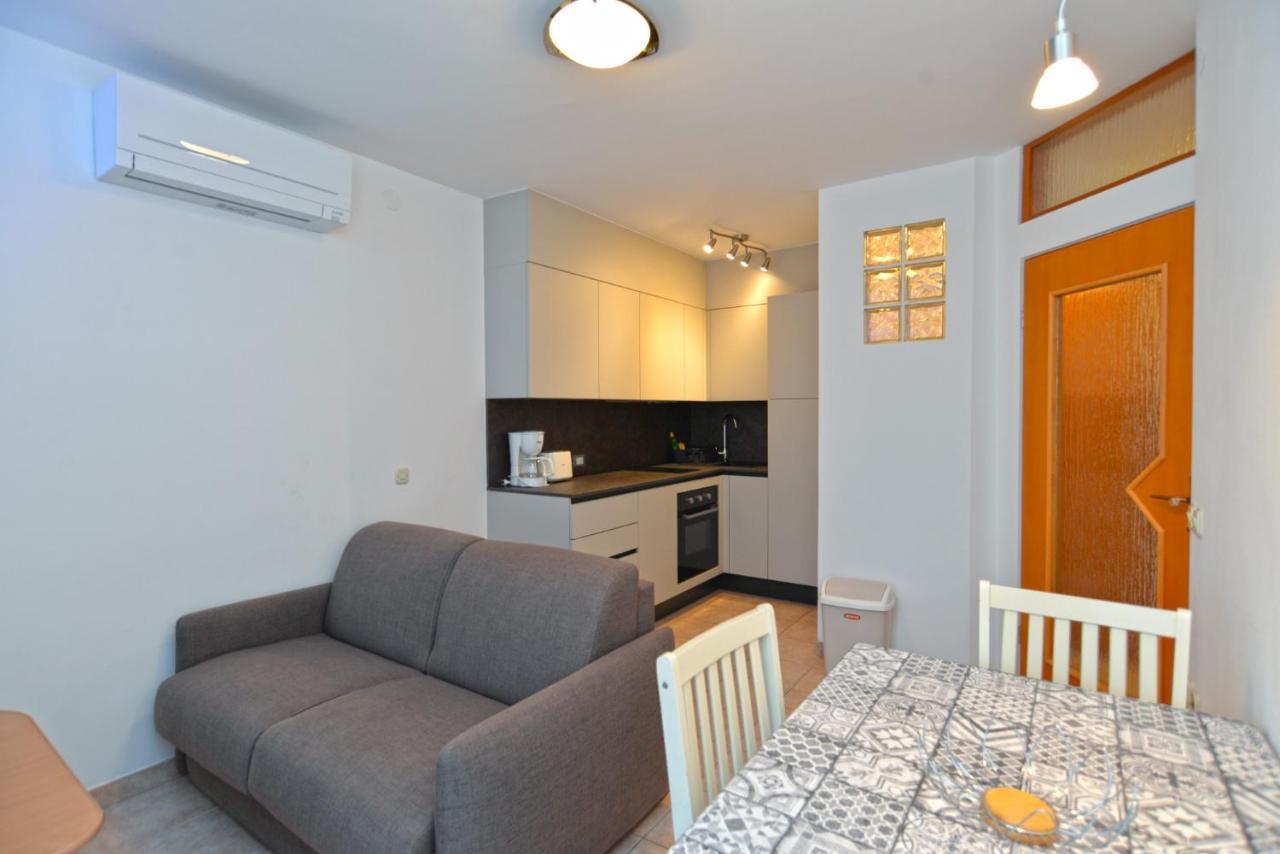Apartments Elvis 1299 Vrsar Bagian luar foto