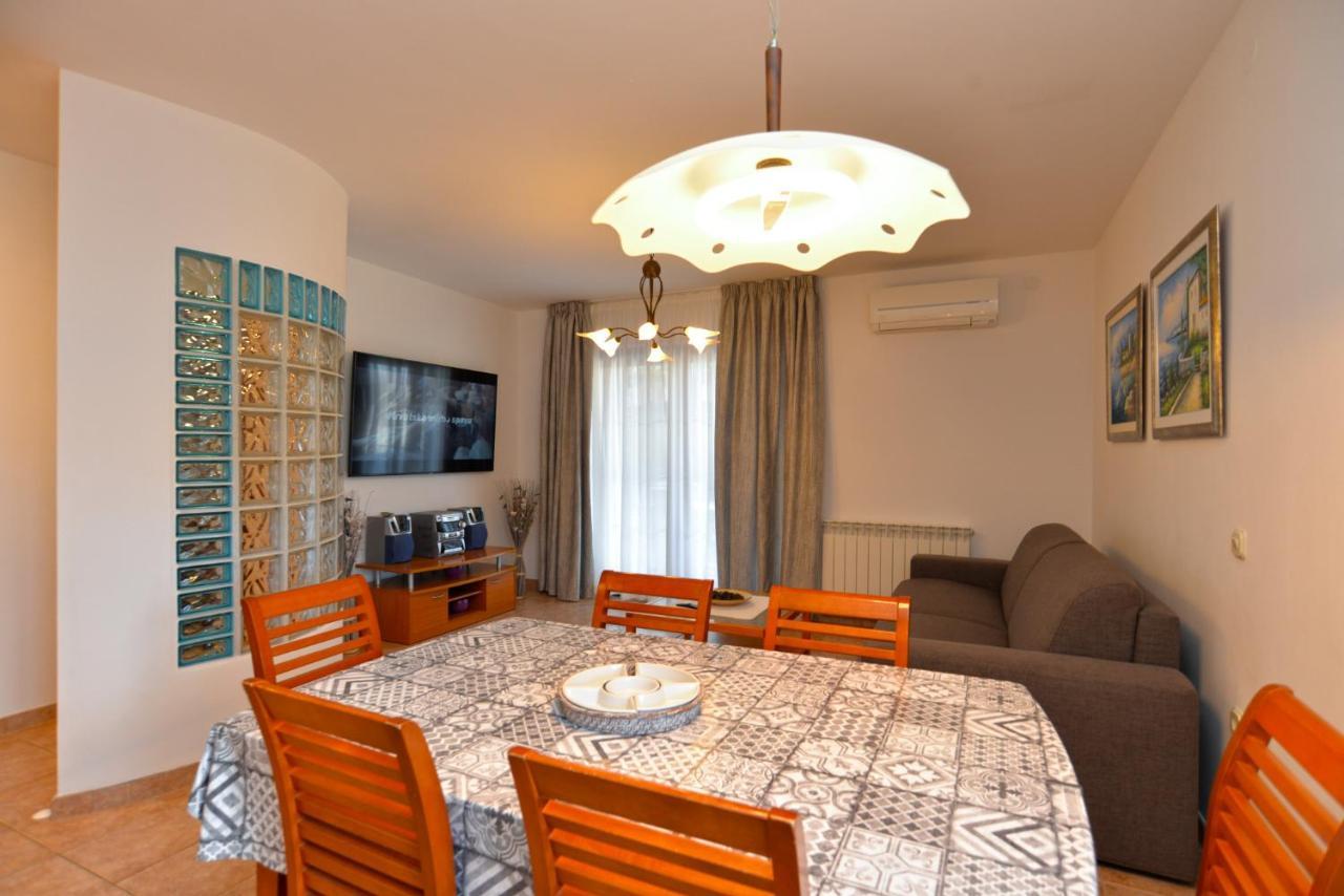 Apartments Elvis 1299 Vrsar Bagian luar foto