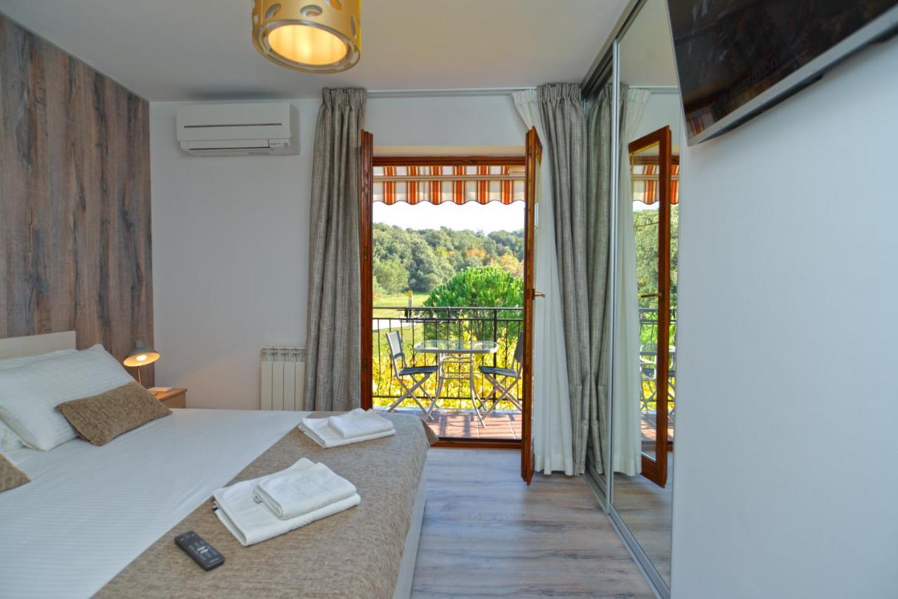 Apartments Elvis 1299 Vrsar Bagian luar foto