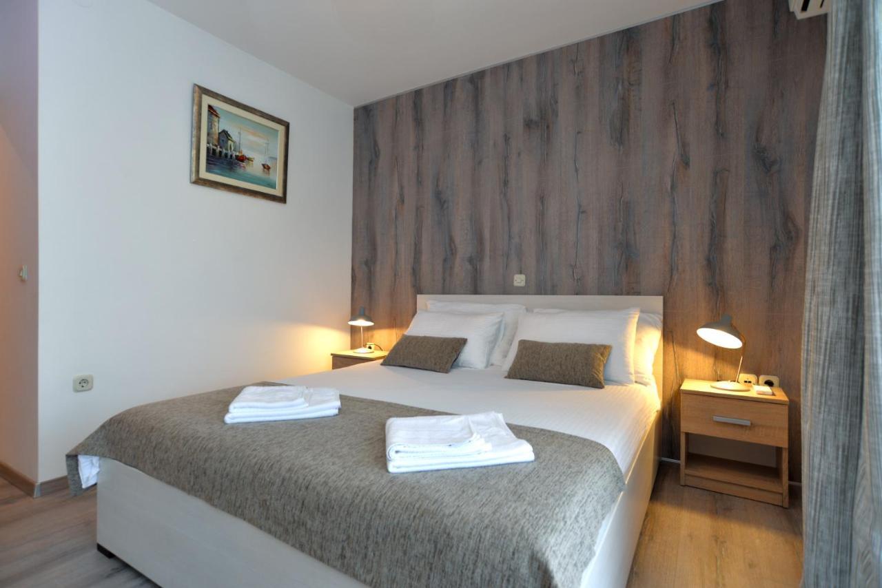 Apartments Elvis 1299 Vrsar Bagian luar foto