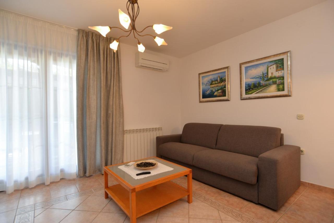 Apartments Elvis 1299 Vrsar Bagian luar foto