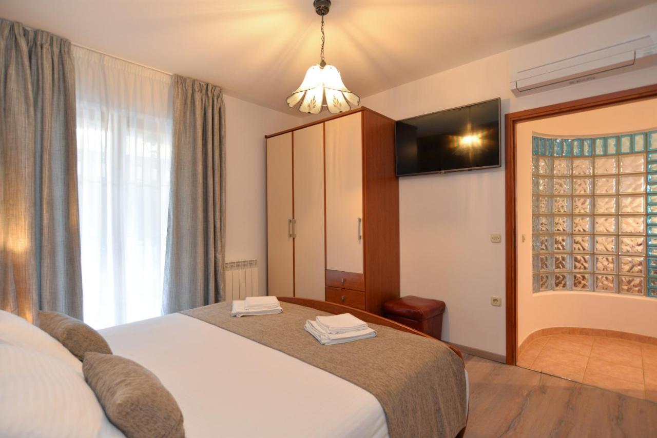 Apartments Elvis 1299 Vrsar Bagian luar foto