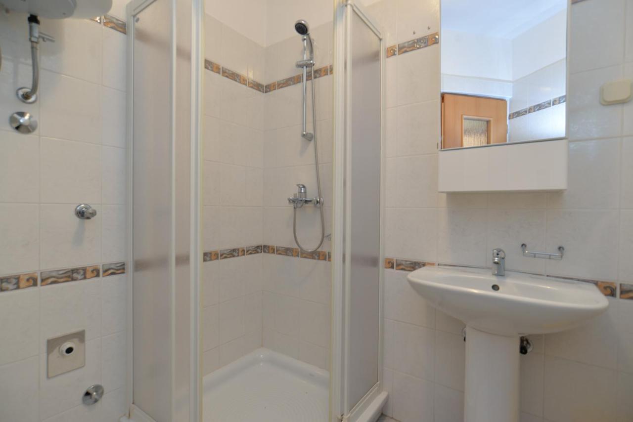 Apartments Elvis 1299 Vrsar Bagian luar foto