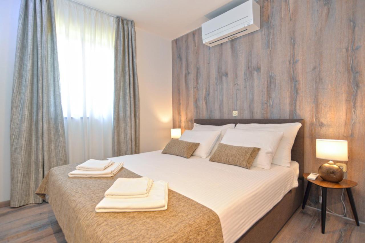 Apartments Elvis 1299 Vrsar Bagian luar foto