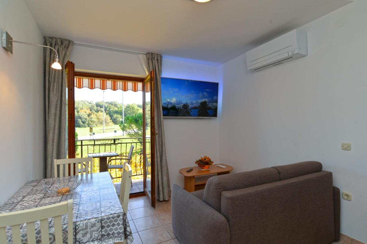 Apartments Elvis 1299 Vrsar Bagian luar foto