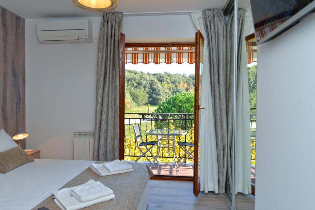 Apartments Elvis 1299 Vrsar Bagian luar foto