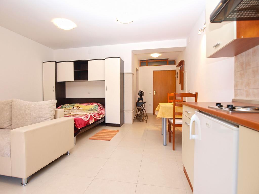 Apartments Elvis 1299 Vrsar Bagian luar foto