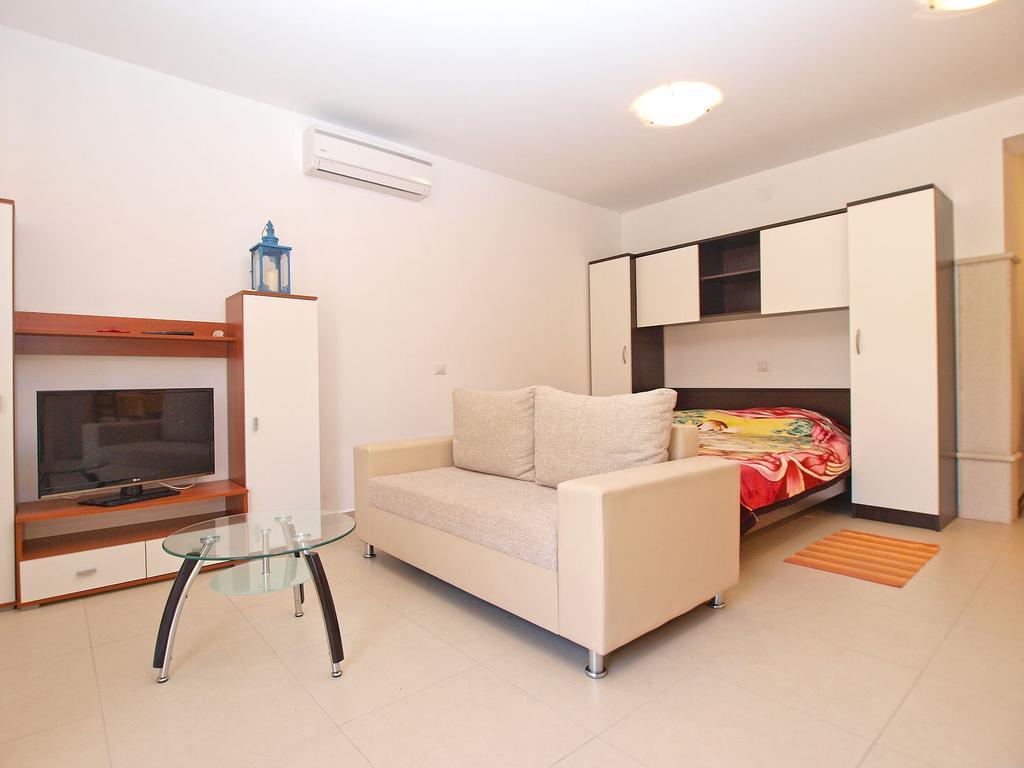 Apartments Elvis 1299 Vrsar Bagian luar foto