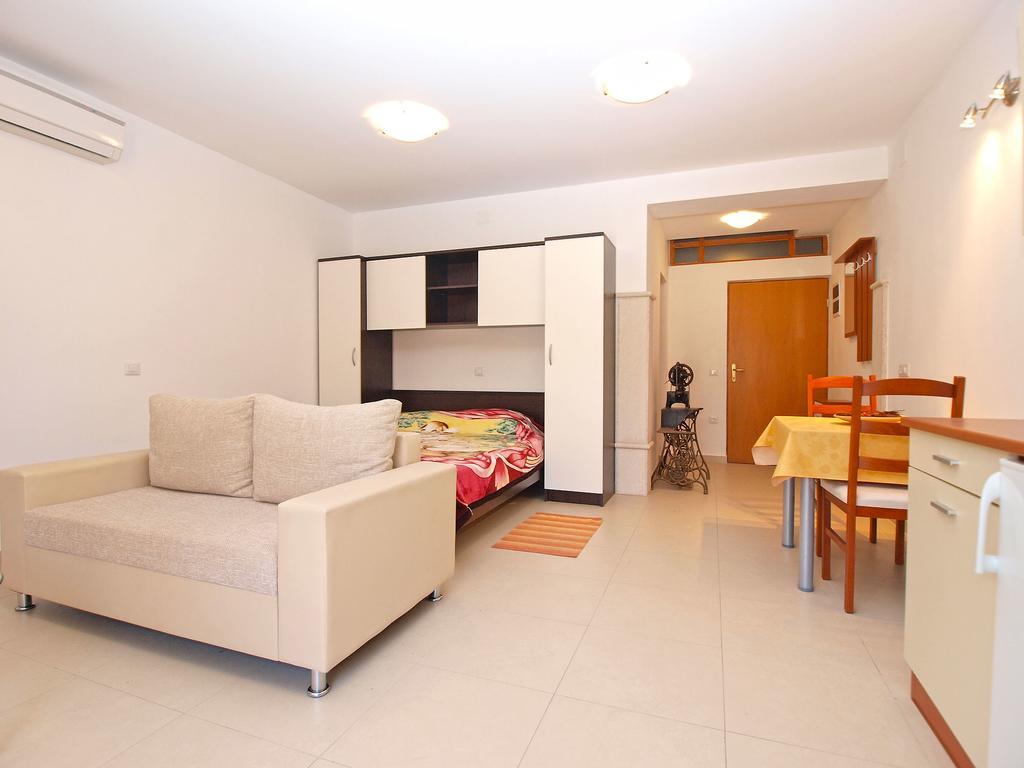 Apartments Elvis 1299 Vrsar Bagian luar foto