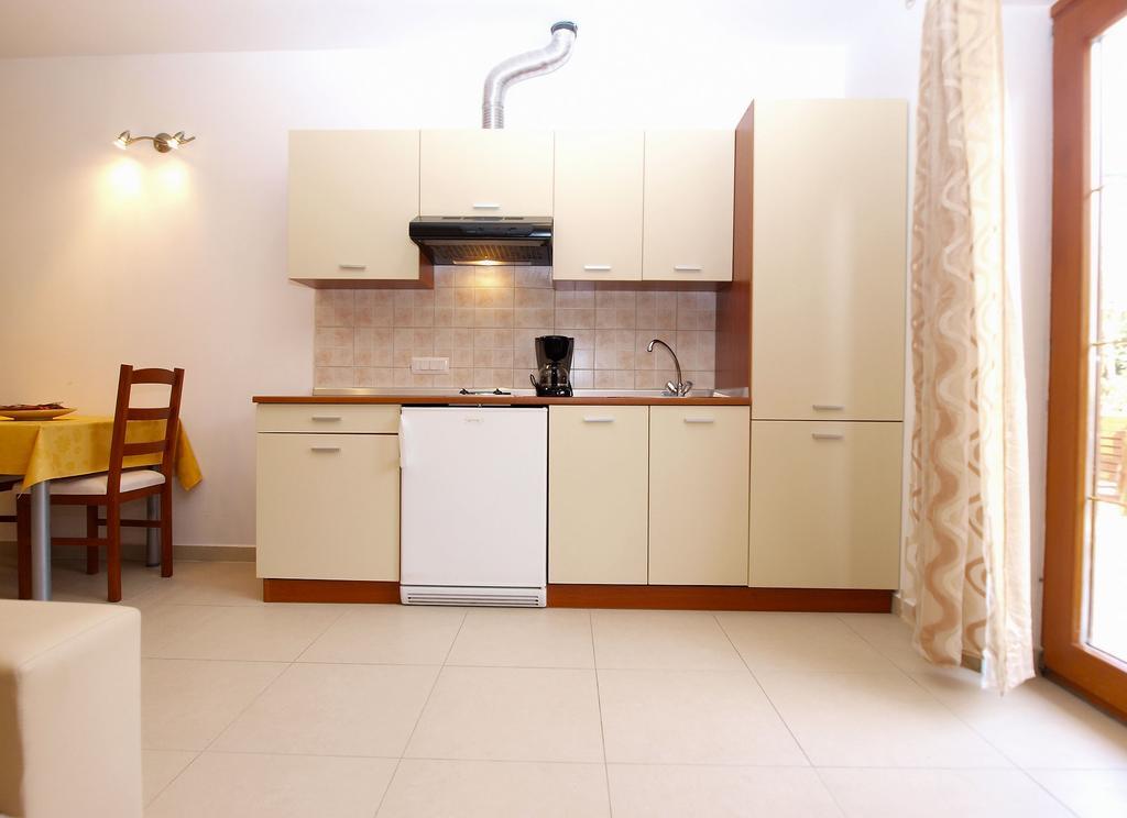Apartments Elvis 1299 Vrsar Bagian luar foto