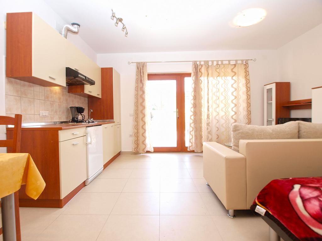 Apartments Elvis 1299 Vrsar Bagian luar foto