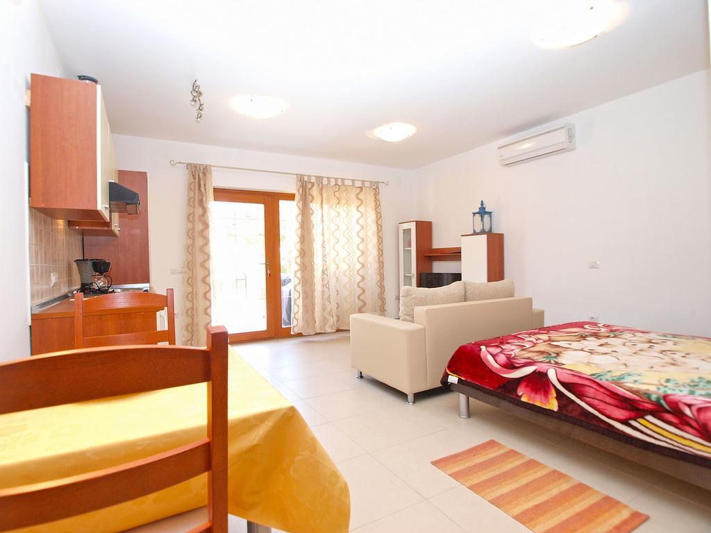 Apartments Elvis 1299 Vrsar Bagian luar foto