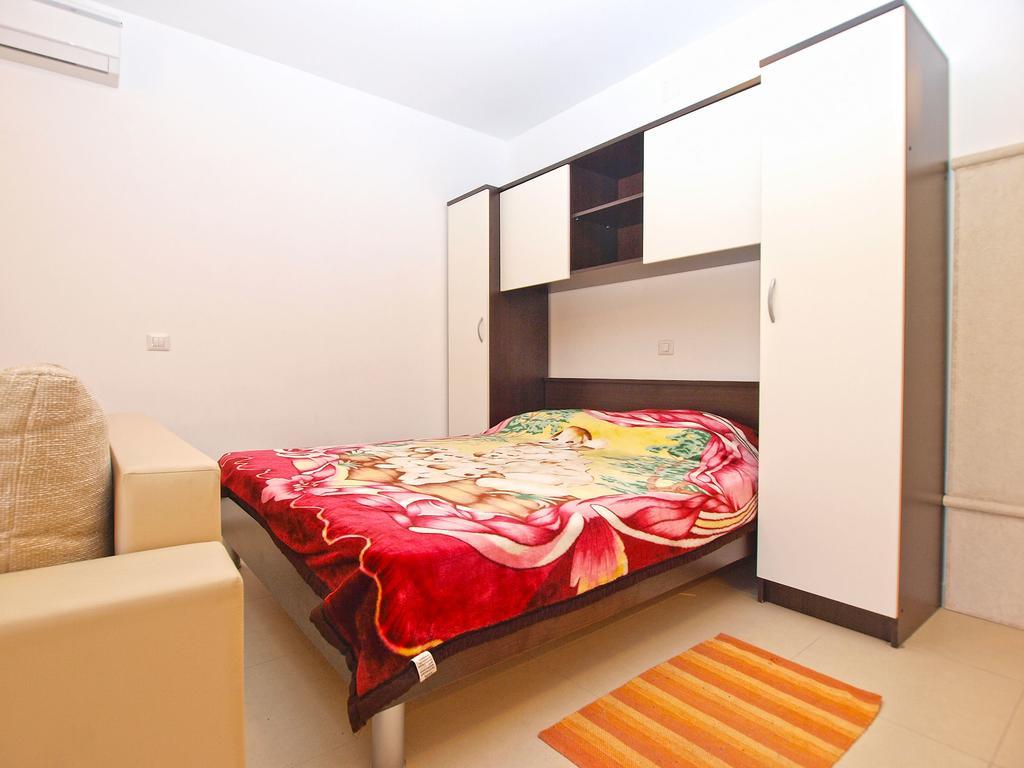 Apartments Elvis 1299 Vrsar Bagian luar foto