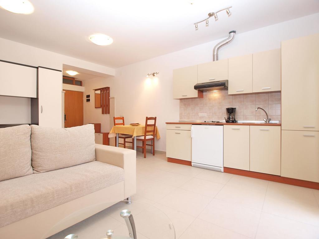 Apartments Elvis 1299 Vrsar Bagian luar foto