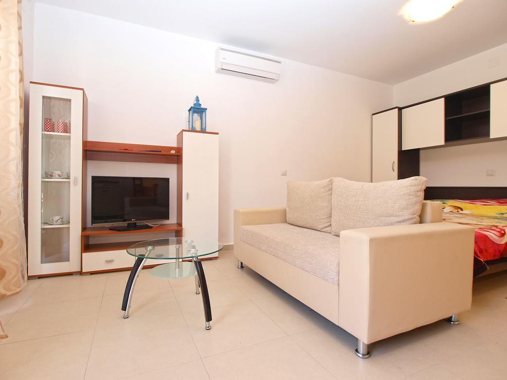 Apartments Elvis 1299 Vrsar Bagian luar foto